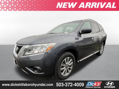 Used 2014 Nissan Pathfinder SV image 2