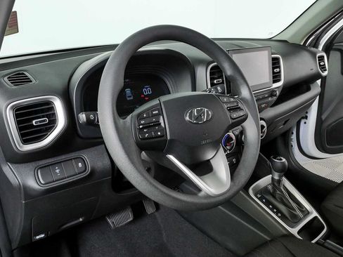 Used 2023 Hyundai Venue SE FWD image 6