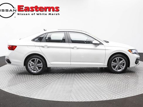 Used 2023 Volkswagen Jetta SE w/ Panoramic Sunroof Package image 6