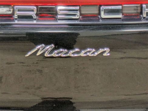 Used 2022 Porsche Macan w/ Premium Package Plus image 10