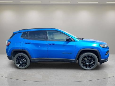 Used 2025 Jeep Compass Latitude w/ Convenience Group AWD/4WD image 2