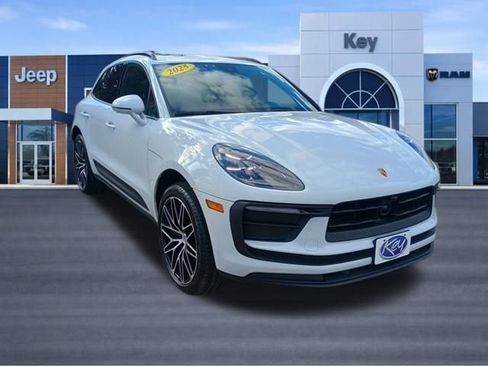 Used 2025 Porsche Macan AWD/4WD image 7