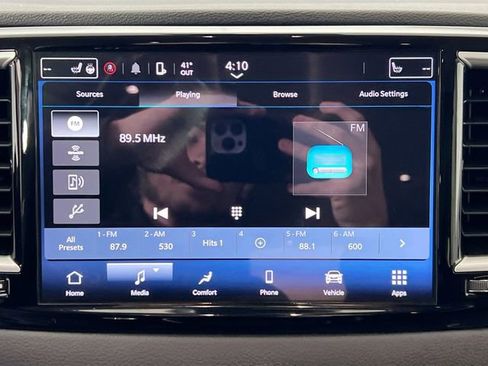 Used 2024 Chrysler Pacifica Touring-L image 25