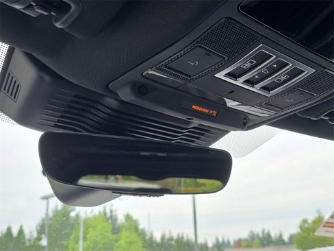 New 2025 Land Rover Discovery Dynamic SE image 17