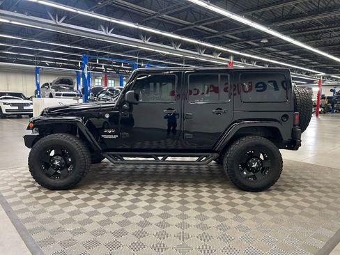 Used 2017 Jeep Wrangler Unlimited Sahara w/ Connectivity Group AWD/4WD image 8