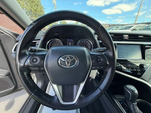 Used 2018 Toyota Camry SE FWD image 19