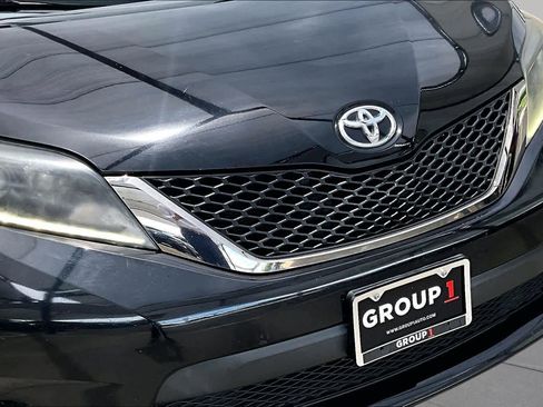 Used 2015 Toyota Sienna SE FWD image 28