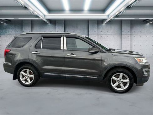 Used 2017 Ford Explorer XLT w/ Equipment Group 202A AWD/4WD image 25