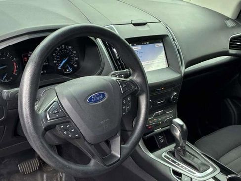 Used 2016 Ford Edge SE image 2