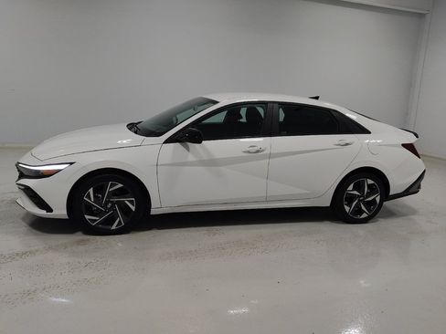 Used 2025 Hyundai Elantra Sport FWD image 2