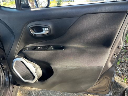 Used 2018 Jeep Renegade Latitude image 18