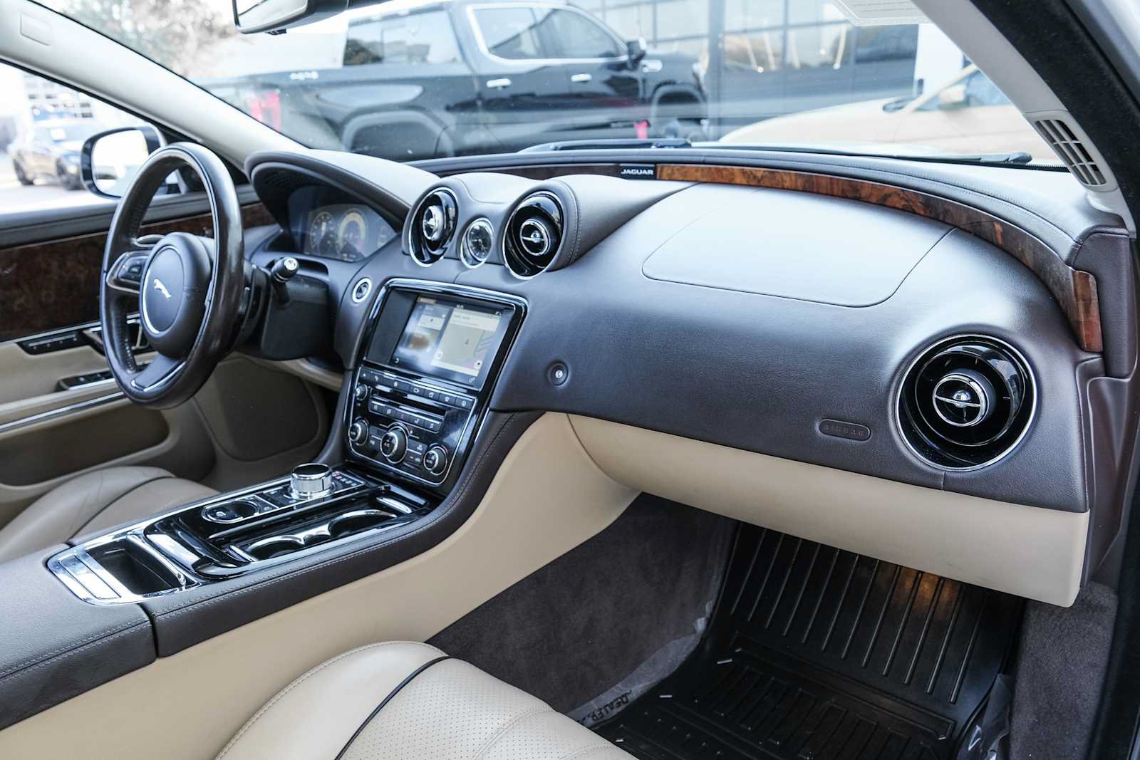 Used 2017 Jaguar XJ R-Sport RWD image 26