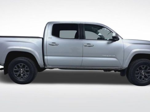 Certified 2022 Toyota Tacoma SR5 AWD/4WD image 10