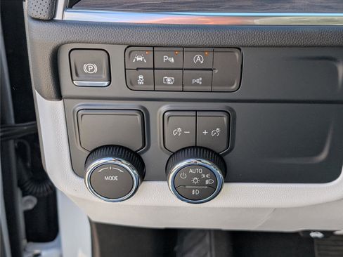 New 2026 Chevrolet Suburban Premier image 23