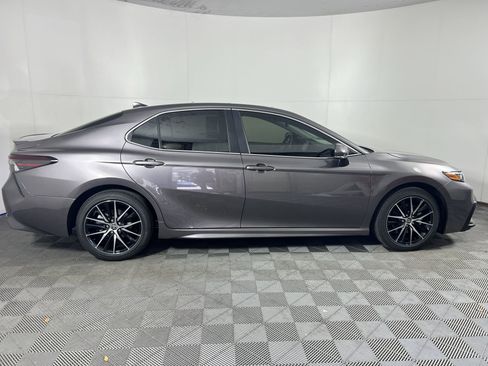 Used 2024 Toyota Camry SE image 2