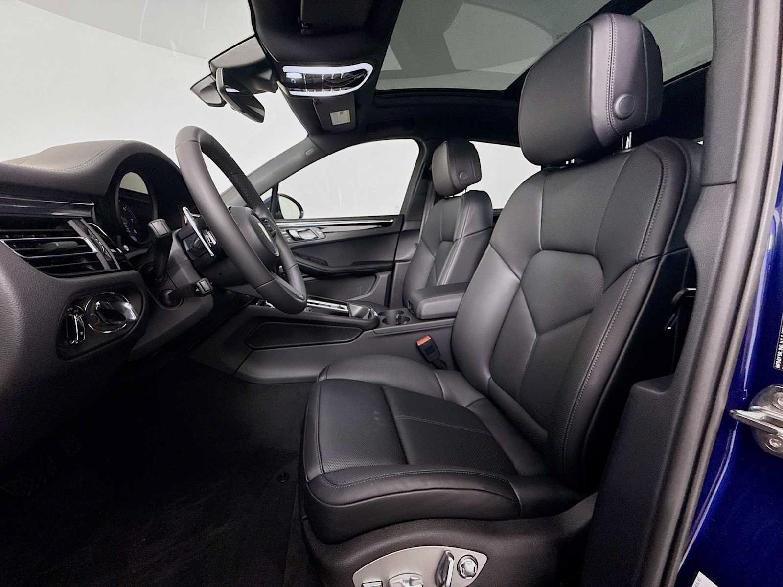 Used 2026 Porsche Macan AWD/4WD image 5
