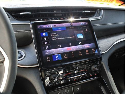 Certified 2023 Jeep Grand Cherokee Limited AWD/4WD image 19