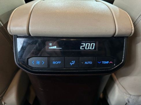 Used 2022 Toyota Highlander XLE AWD/4WD image 36