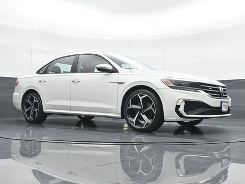 Used 2020 Volkswagen Passat 2.0T R-Line image 23