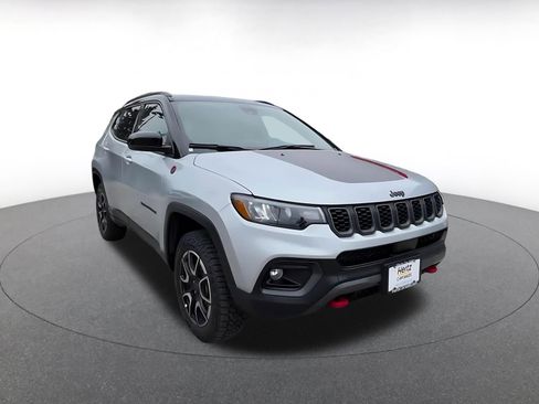 Used 2025 Jeep Compass Trailhawk AWD/4WD image 3