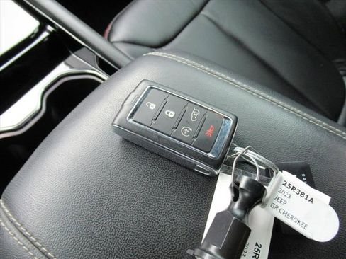 Certified 2023 Jeep Grand Cherokee Altitude image 30