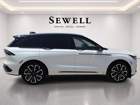 Certified 2025 Lincoln Nautilus Reserve AWD/4WD image 9
