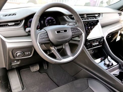 New 2025 Jeep Grand Cherokee L Laredo image 8