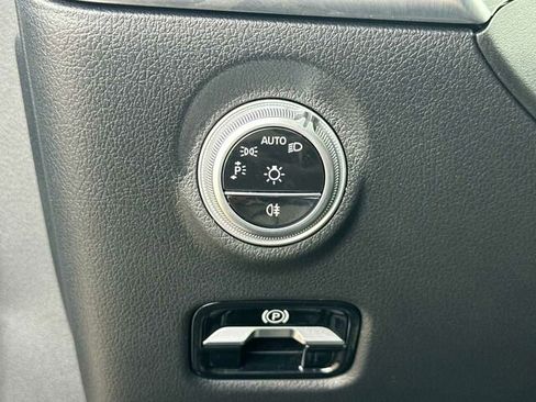 Used 2025 Mercedes-Benz C 300 Sedan image 33