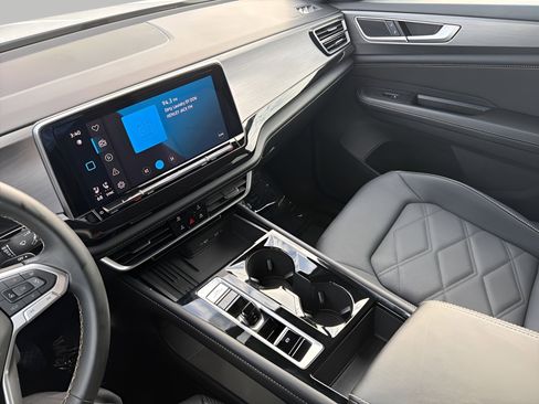 Used 2025 Volkswagen Atlas Cross Sport SE image 17