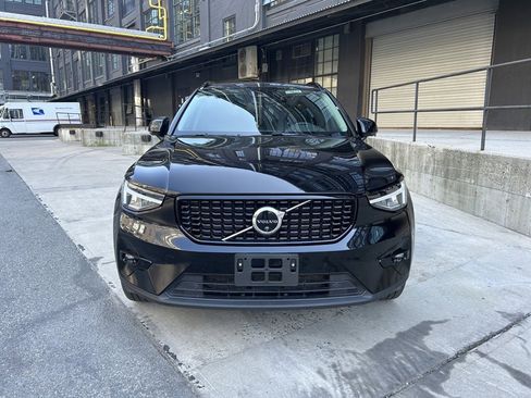 Certified 2025 Volvo XC40 B5 Plus image 1