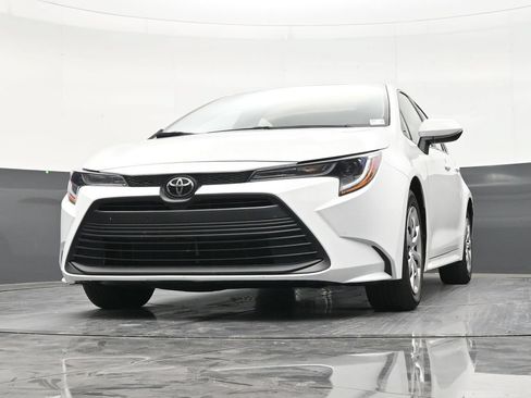Used 2025 Toyota Corolla LE FWD image 27