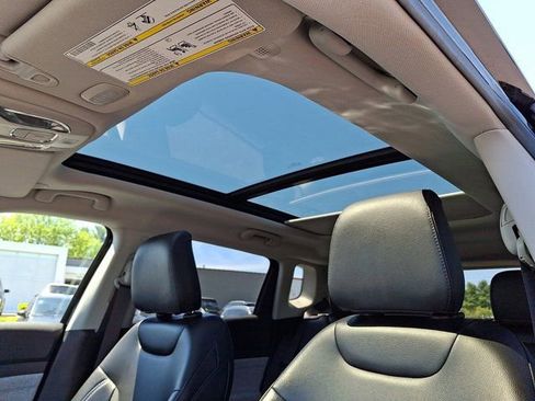 Certified 2022 Jeep Compass Latitude w/ Sun and Sound Group AWD/4WD image 18