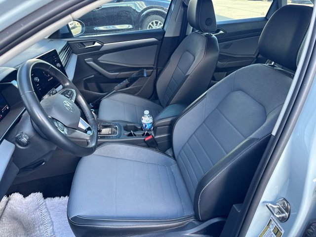 Used 2025 Volkswagen Jetta SE FWD image 6