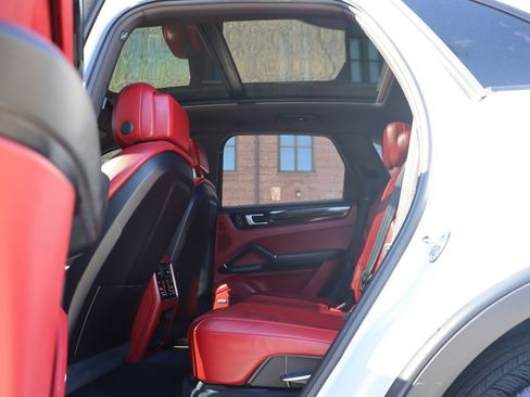Used 2019 Porsche Cayenne S w/ Premium Plus Package AWD/4WD image 15