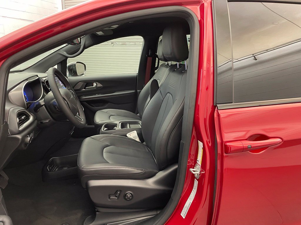 New 2027 Chrysler Pacifica Select FWD image 14