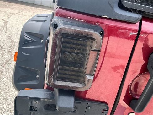 Used 2012 Jeep Wrangler Unlimited Sahara AWD/4WD image 21