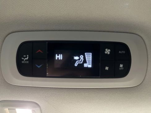 Used 2022 Chrysler Pacifica Limited w/ Uconnect Theater Family Group image 37