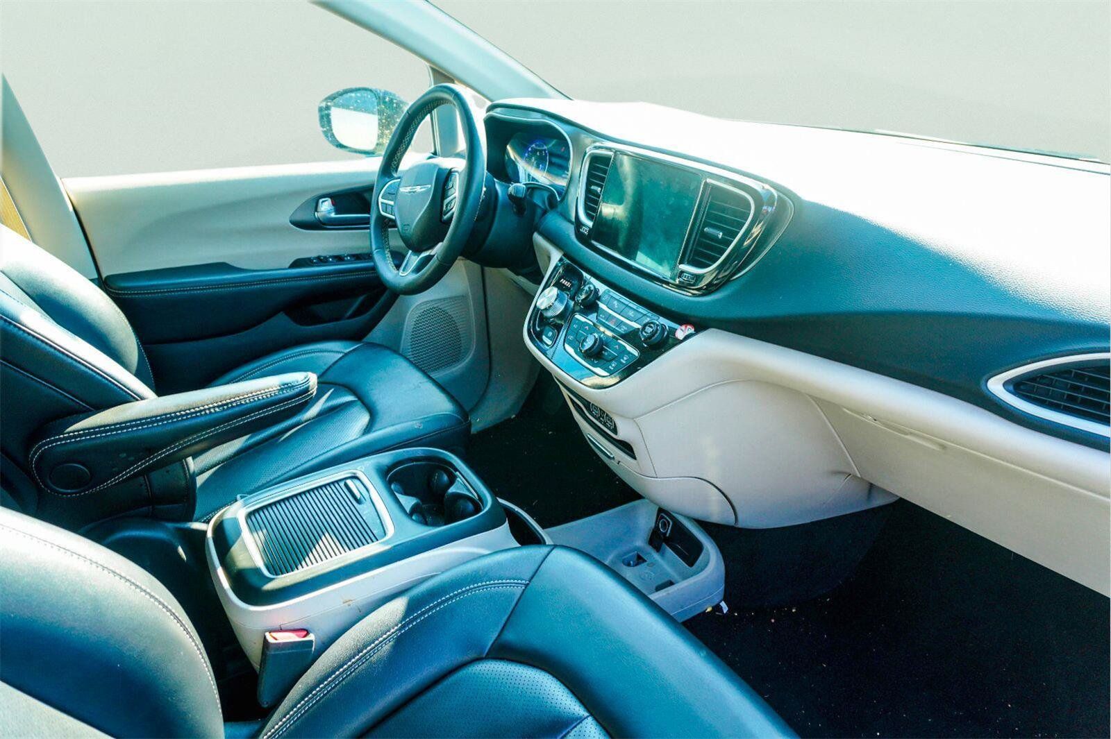 Used 2024 Chrysler Pacifica Touring-L FWD image 3