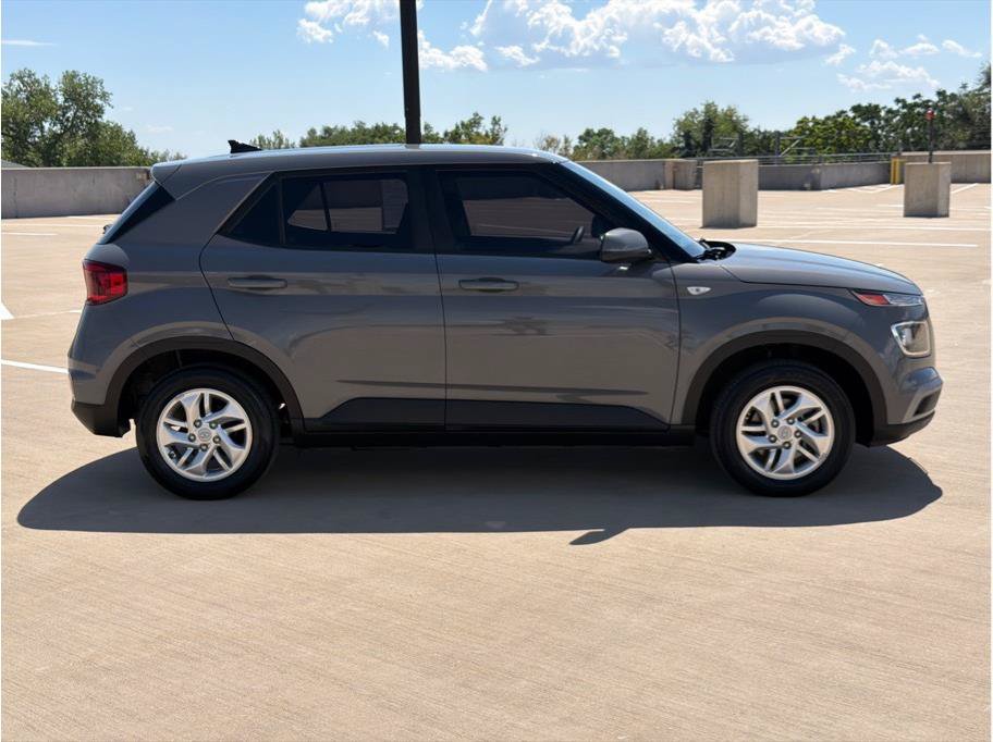 Used 2022 Hyundai Venue SE FWD image 9
