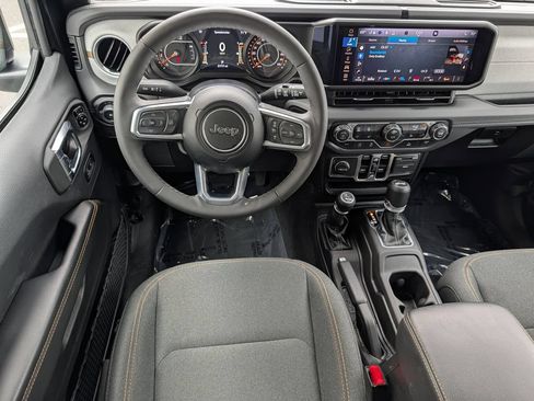 Used 2025 Jeep Wrangler Unlimited Sahara AWD/4WD image 17