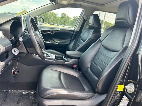 Used 2019 Toyota RAV4 XLE Premium w/ Cold Weather Package AWD/4WD image 12