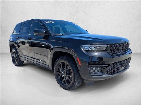 Used 2025 Jeep Grand Cherokee Altitude AWD/4WD image 3