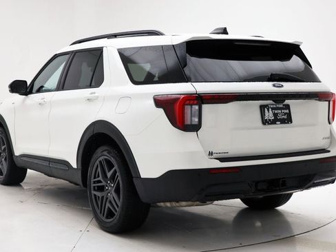 Used 2025 Ford Explorer ST-Line w/ ST-Line Street Pack image 7