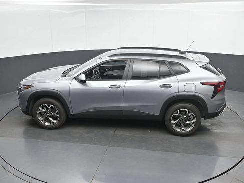 Used 2025 Chevrolet Trax LT FWD image 36