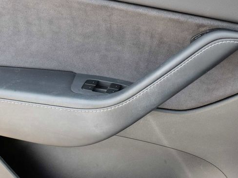 Used 2021 Tesla Model Y Long Range image 19