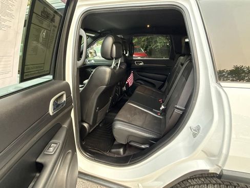 Used 2019 Jeep Grand Cherokee Laredo w/ Laredo X Package AWD/4WD image 17