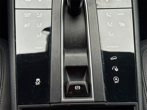 Used 2022 Porsche Macan Base image 17