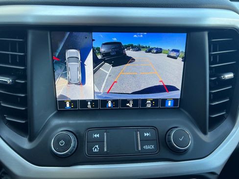 Used 2022 GMC Acadia SLT w/ Technology Package AWD/4WD image 11