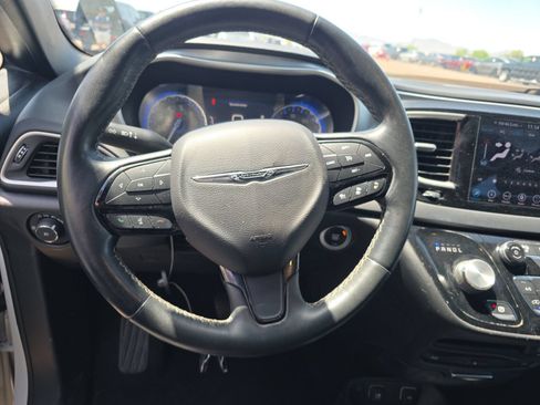 Used 2020 Chrysler Pacifica Touring-L Plus FWD image 10