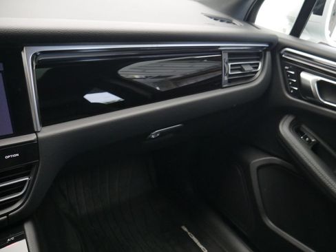 Certified 2023 Porsche Macan AWD/4WD image 33